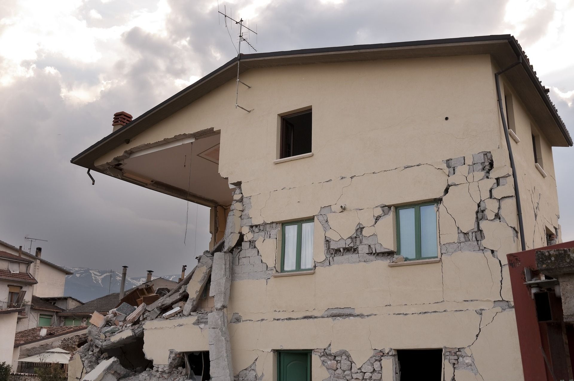 梦见建筑工地房子倒塌_工地倒塌房子建筑梦见房子塌了_梦见工地房屋倒塌