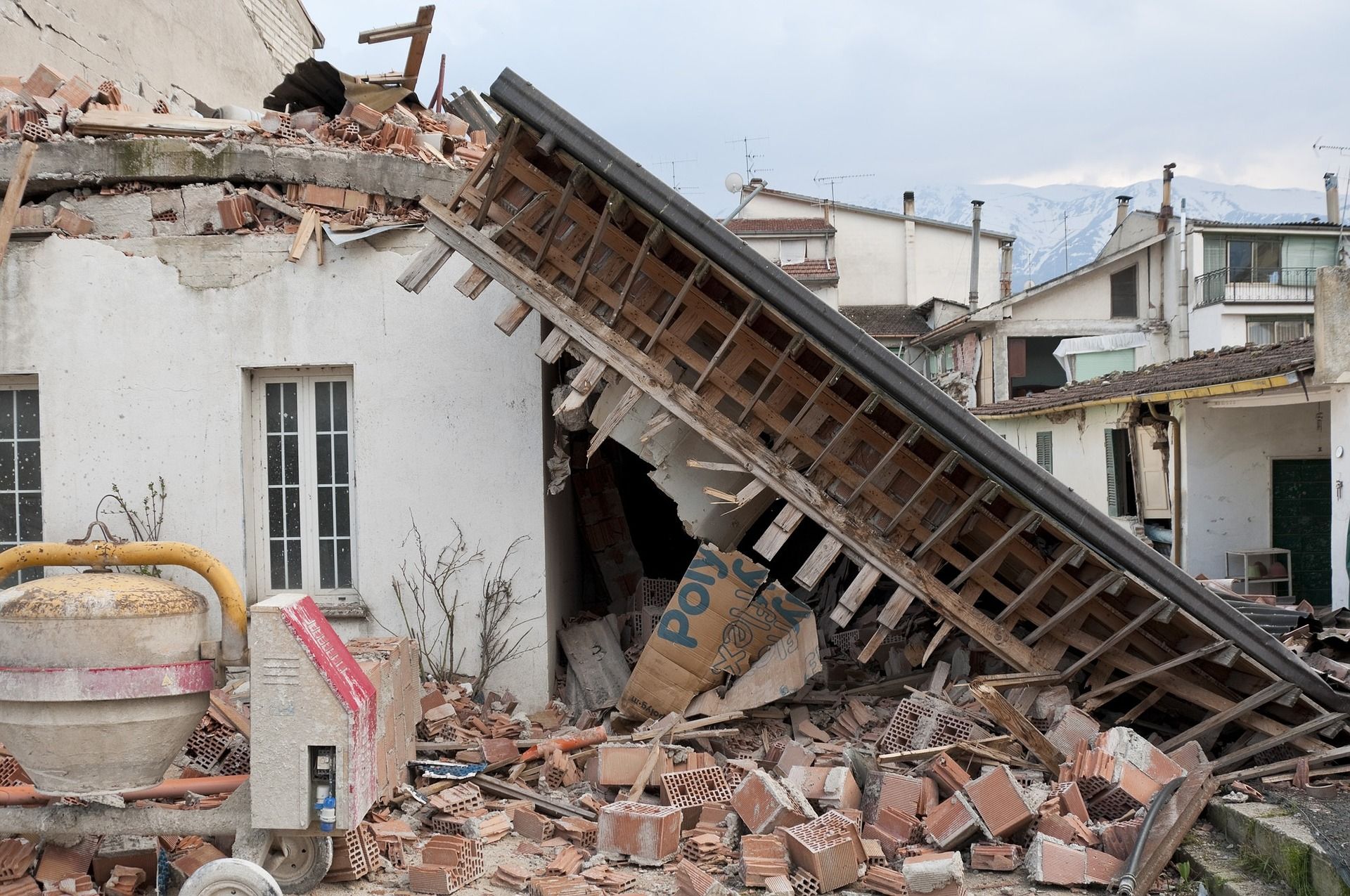 梦见建筑工地房子倒塌_梦见工地房屋倒塌_工地倒塌房子建筑梦见房子塌了